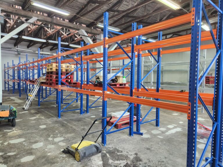 skladiščni paletni regali barvni